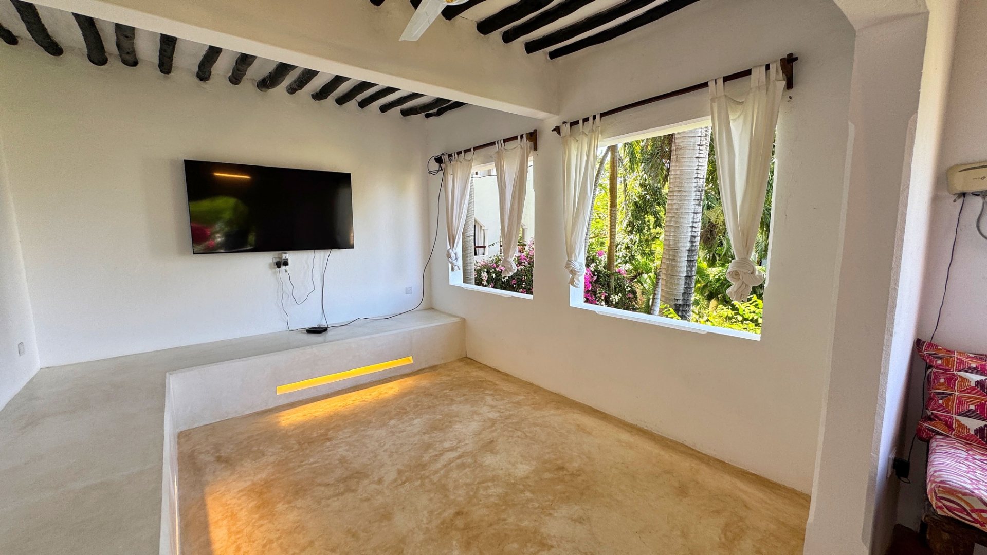 Shella Royal House, photo 2 of 10