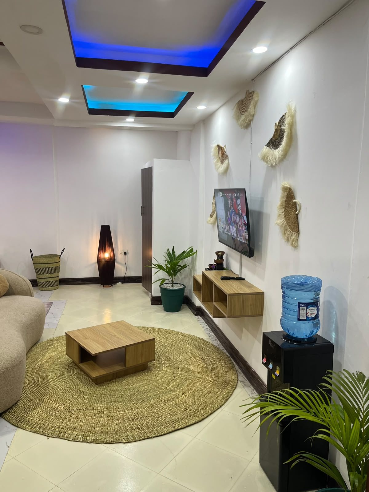minutes from beach/netflix/wifi/stylish studio, photo 2 of 6